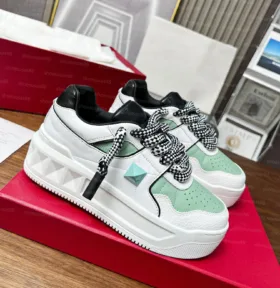 Ladies sneakers