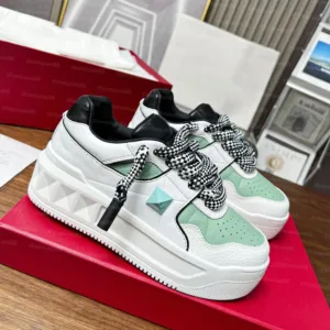 Ladies sneakers